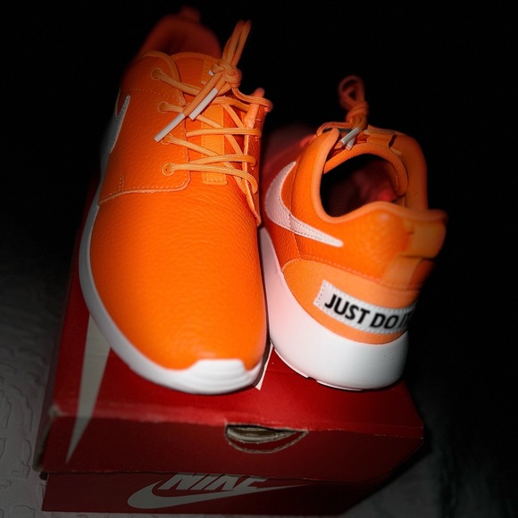 Women’s Nike Roshe Run - Picture 2 of 4